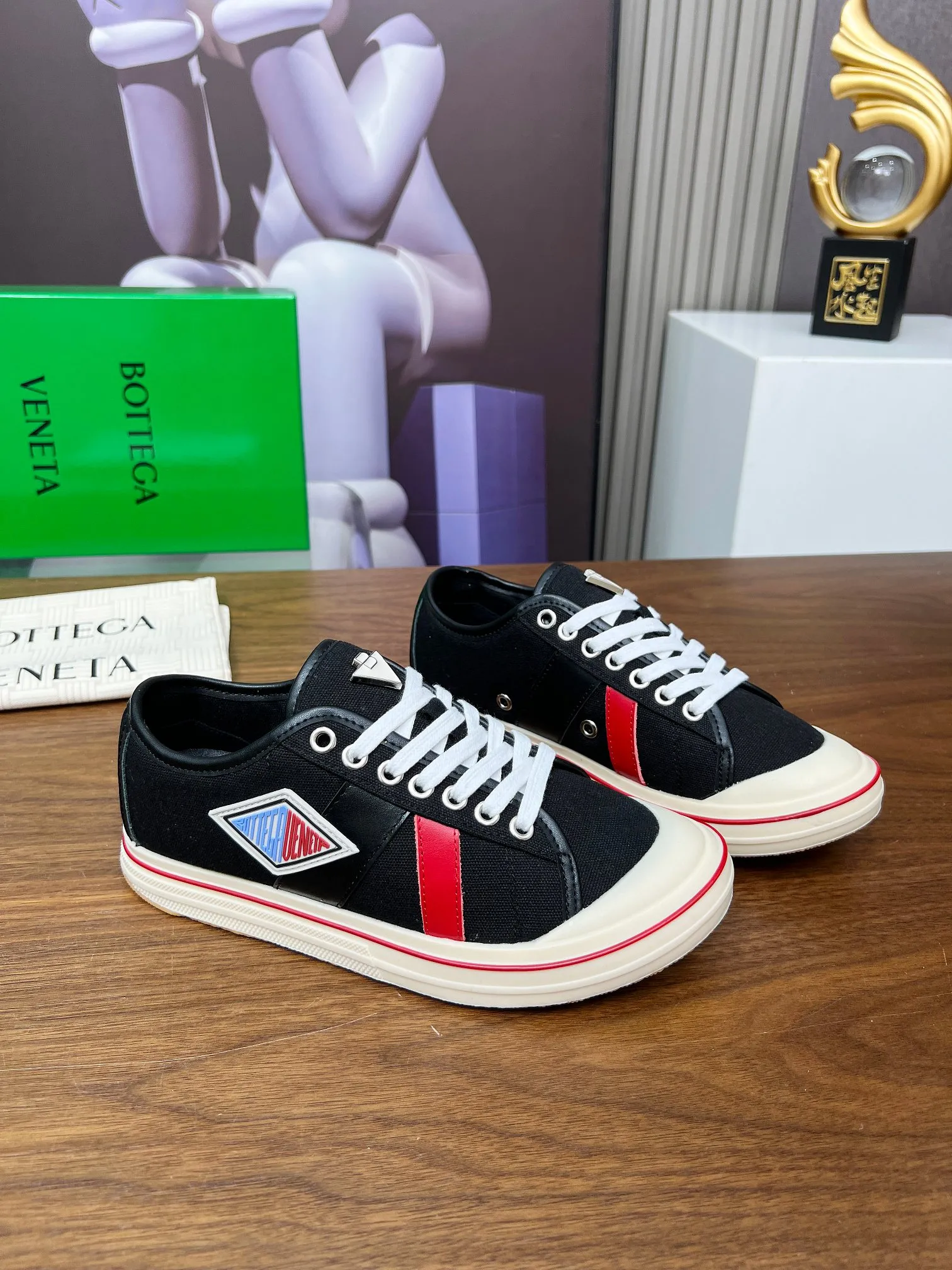 Men's men's shoes 💰500💰 Bottega Veneta BV's latest Eliot series retro basketball shoes casual sports canvas shoes will become gods once it is launched‼ ️ Inspired by retro basketball sneakers, the color combination highlights youthful vitality and perfectly interprets the theme of youth and childlike innocence. The details are also very particular. The summer canvas brings excellent durability and comfort. Designs such as calfskin trim, rubber toe caps and hand-painted retro red lines are full of retro feel. The round toe and convex sole add a modern feel and are suitable for various styles. Easily create a fashionable atmosphere. The upper foot is the focus...can be worn as a couple's shoes...The red lines on each shoe edge are hand-painted, which adds more taste and attitude! ✦Fabric: Original customized high-density canvas + cowhide ✦Inner: original customized breathable canvas ✦Insole: movable latex cowhide insole ✦Sole: original molded non-slip and wear-resistant TPU material ✦Sole thickness: 3cm, low-profile, single shoe ✦Number of sizes: female size 35--40, female 40 is customized and non-returnable❕ ✦Number: male size 39--45, male 45 is customized and non-returnable❗️